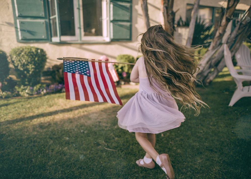 Dziewczynka z flagą Stanów Zjednoczonych 