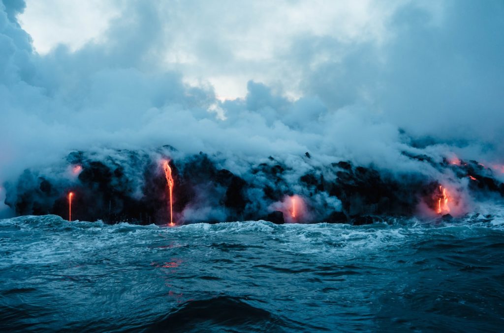 Lawa wpływająca do oceanu na Big Island, Hawaje. 