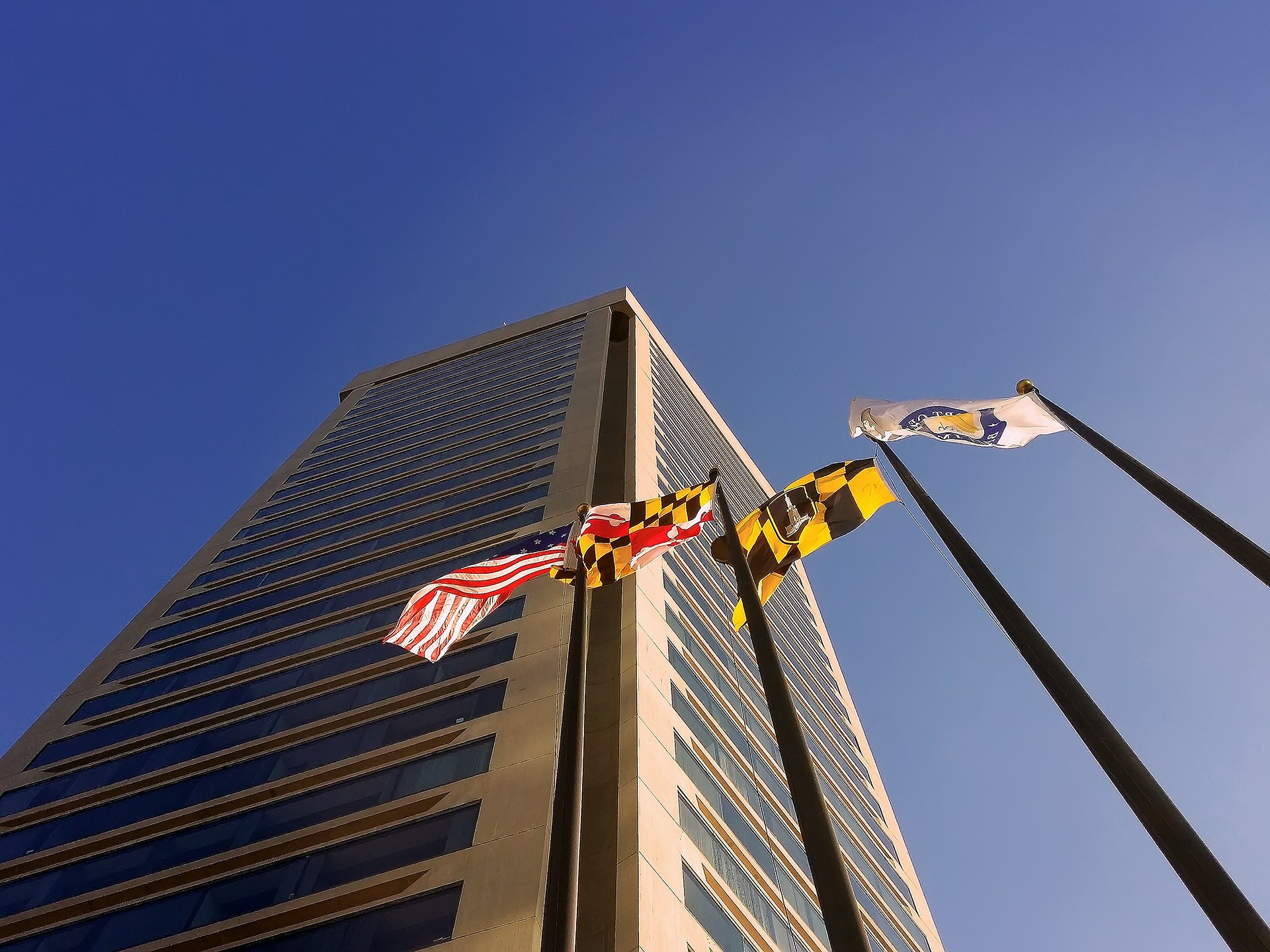 Wieżowiec w Maryland - flagi Maryland, USA